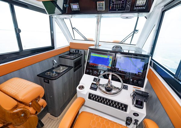 Invincible 46-PILOTHOUSE image