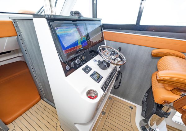 Invincible 46-PILOTHOUSE image