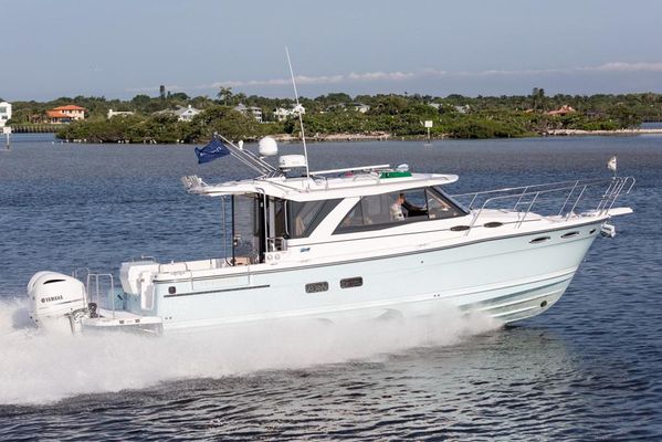 Cutwater C-302 Coupe - main image