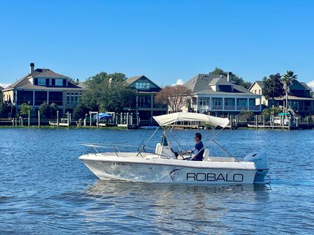 Robalo 1820 Center Console image