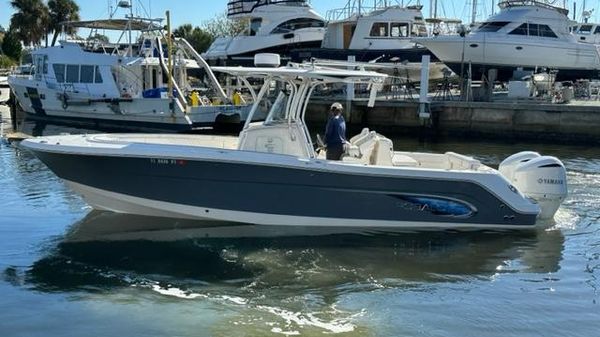 Robalo R300 Center Console