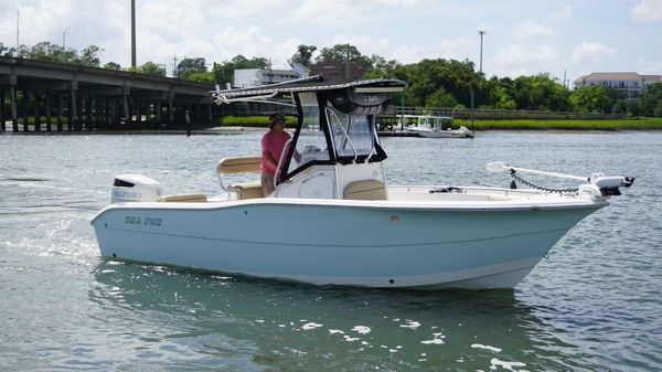 Sea Pro 238 Center Console 