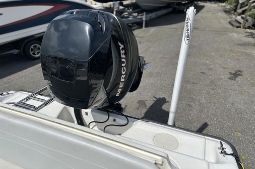 Boston Whaler 220 Dauntless image