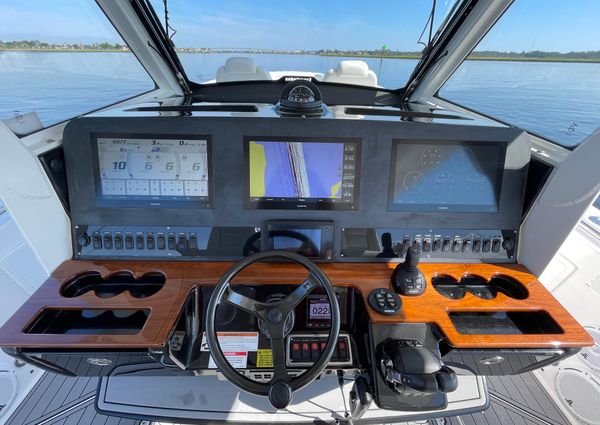 Everglades 435-CENTER-CONSOLE image