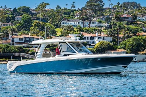 Boston Whaler 350 Realm image