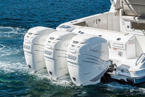 Boston Whaler 350 Realm image