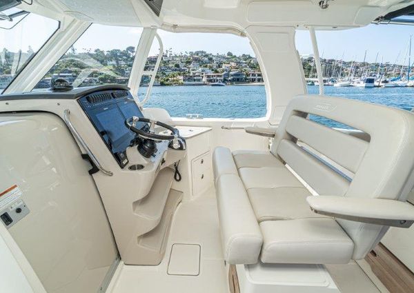 Boston Whaler 350 Realm image