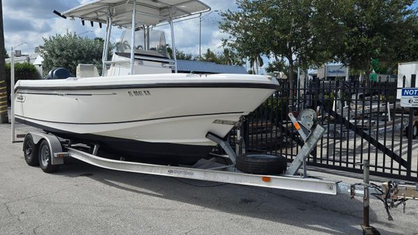 Boston Whaler 230 Outrage 