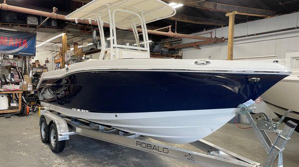 Robalo R200 Center Console