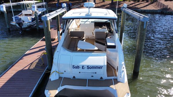 Sea Ray 320 Sundancer OB image