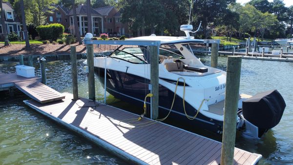 Sea Ray 320 Sundancer OB image