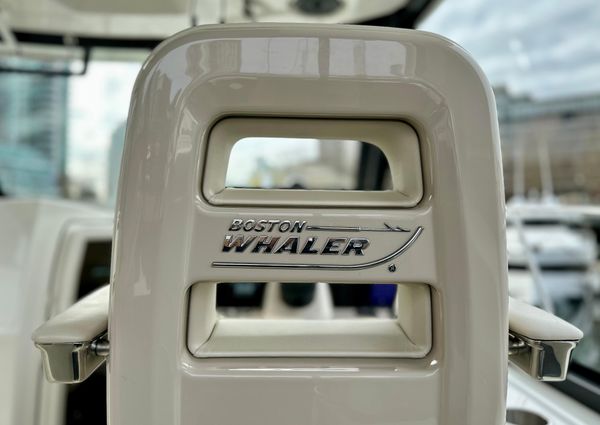 Boston Whaler 325 Conquest image