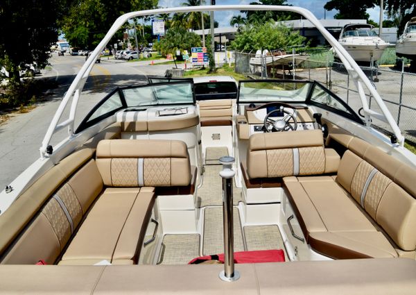 Sea Ray 270 Sundeck Outboard image