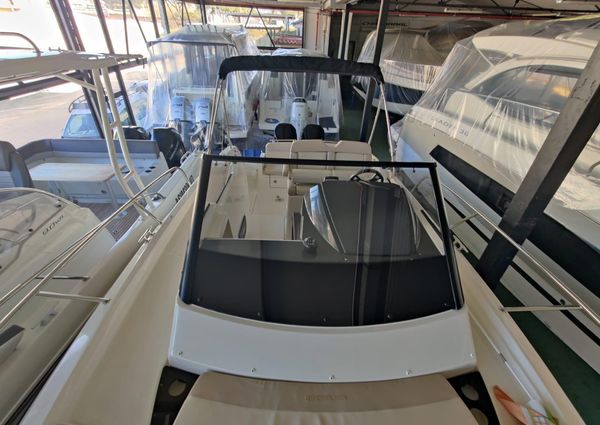 Quicksilver Activ 875 Sundeck image