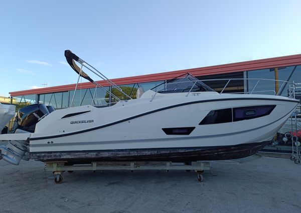 Quicksilver Activ 875 Sundeck image