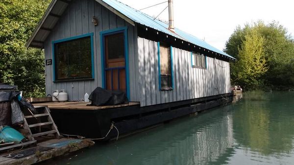 Custom-Craft HOUSEBOAT 