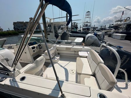 Robalo R207 image