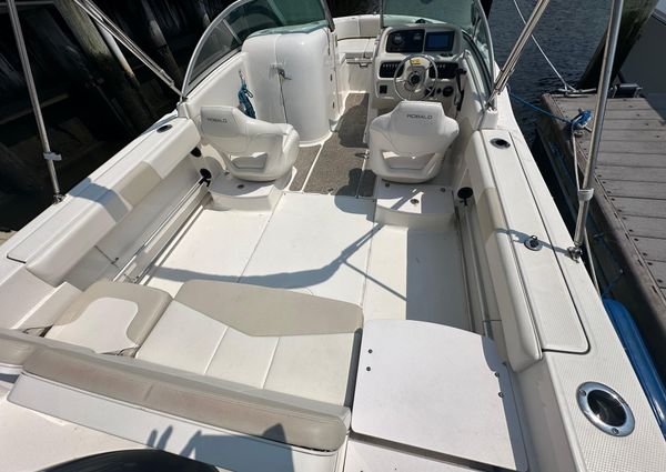 Robalo R207 image