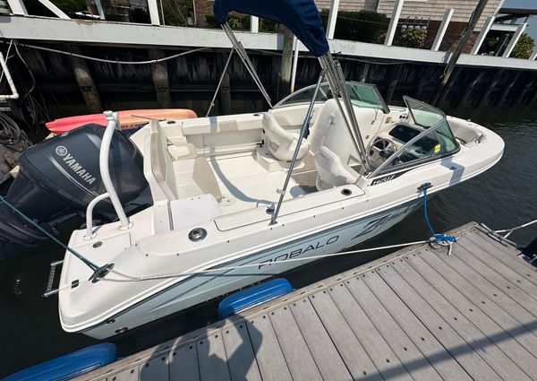 Robalo R207 image