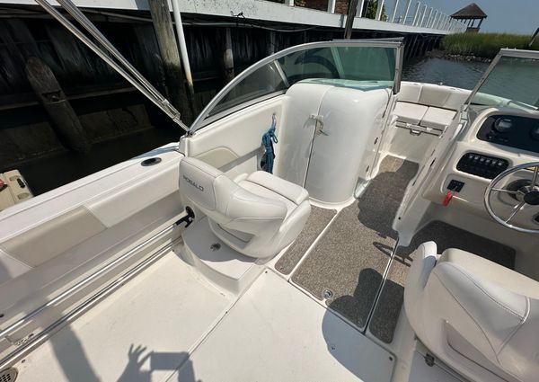 Robalo R207 image