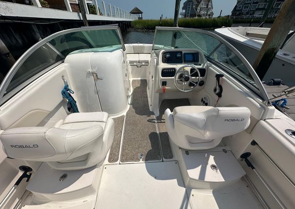 Robalo R207 image