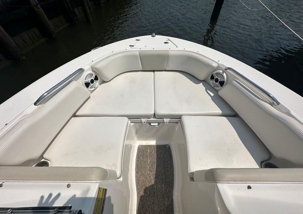 Robalo R207 image