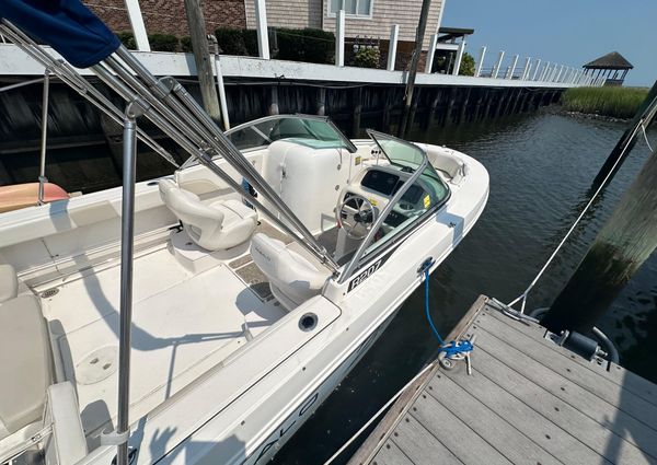 Robalo R207 image