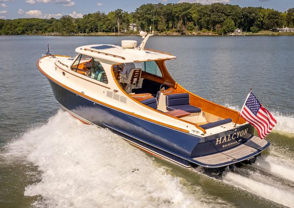 Hinckley Talaria 34 image