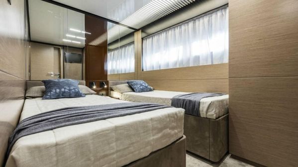 Ferretti Yachts 780 image