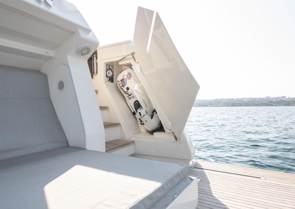 Ferretti Yachts 780 image