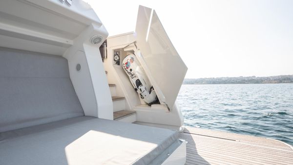 Ferretti Yachts 780 image