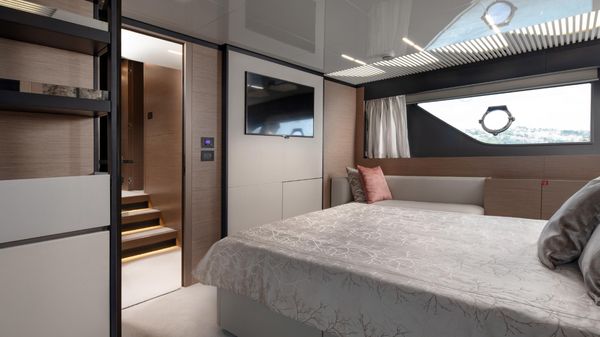 Ferretti Yachts 780 image