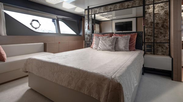 Ferretti Yachts 780 image