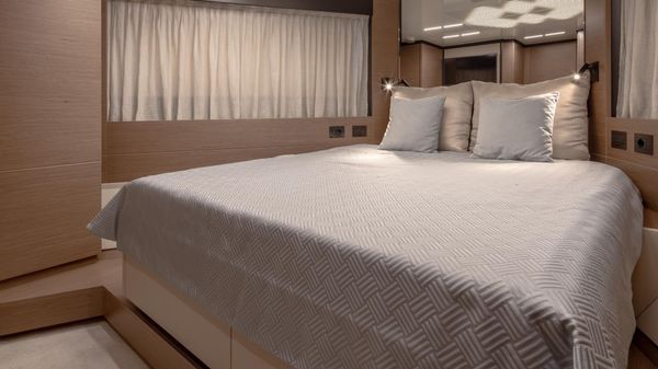 Ferretti Yachts 780 image