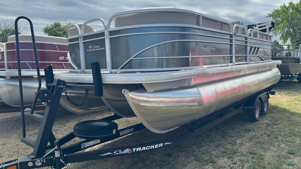 Sun Tracker Party Barge 22 XP3