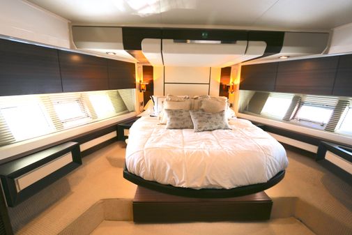 Azimut 72S image