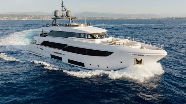 Custom Line Navetta 33 