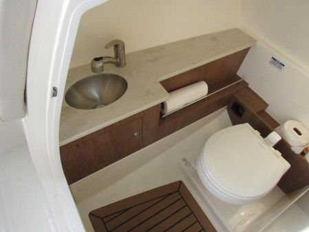 Boston Whaler 270 Vantage image