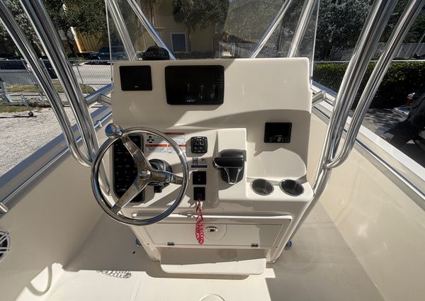 Cobia 237-CENTER-CONSOLE image