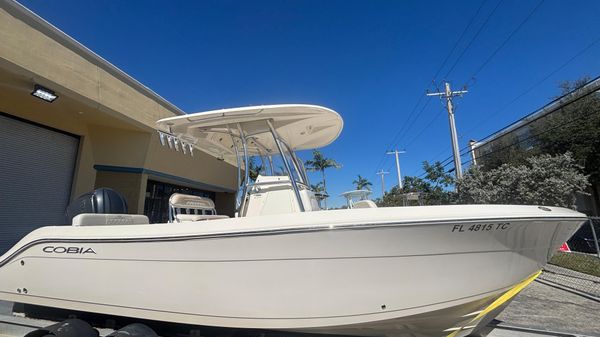 Cobia 237 Center Console 