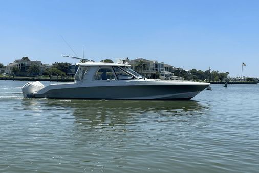 Boston Whaler 380 Realm image