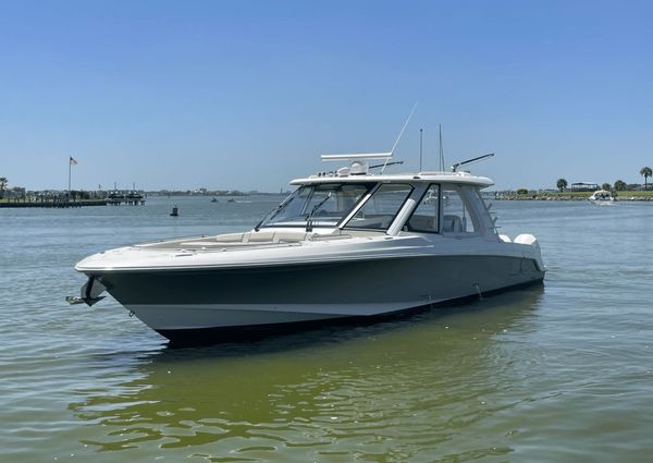 Boston Whaler 380 Realm image