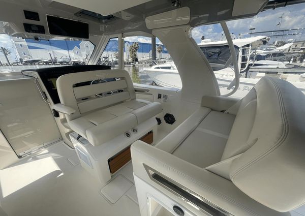 Boston Whaler 380EX REALM image