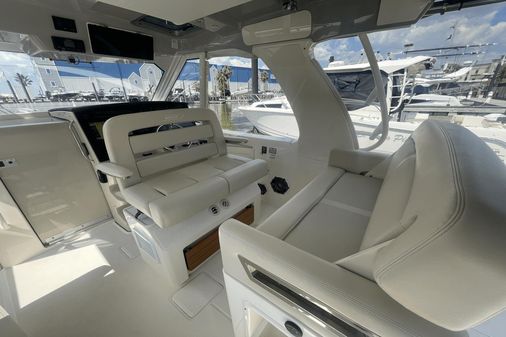 Boston Whaler 380EX REALM image