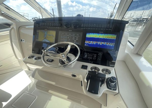 Boston Whaler 380EX REALM image