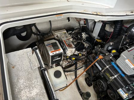 Crownline 330 CR image