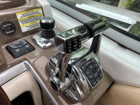 Crownline 330 CR image