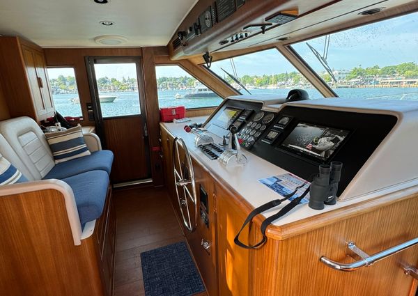 Hatteras 70 Cockpit Motoryacht image