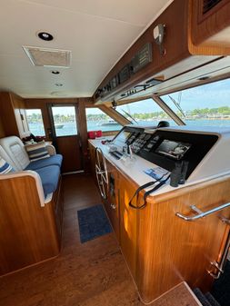 Hatteras 70 Cockpit Motoryacht image