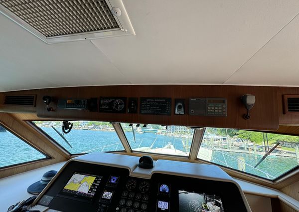 Hatteras 70 Cockpit Motoryacht image